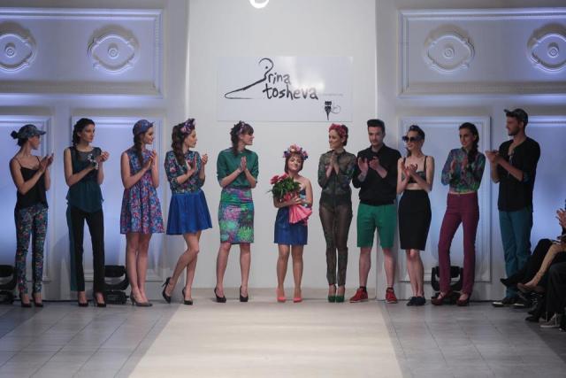 Ирина Тошева во финалето на ревијата за пролет-лето 2013 прикажана на FWSK