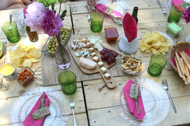 fast-decode-garden-ideas-table-decoration-boho-style-colorful-glasses-vintage-plate-flowers