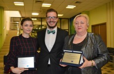 Angela Popjanev od Avon (levo), voditelot Ognen Janeski i pretsedatelkata na Nadezh, Verka Ugrinovska