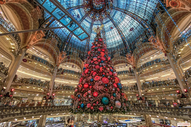Раскошна елка во стоковната куќа Galeries Lafayette - Stylist